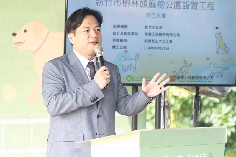代理市長邱臣遠致詞逐步完成「一區一寵物公園」,打造友善寵物城市。