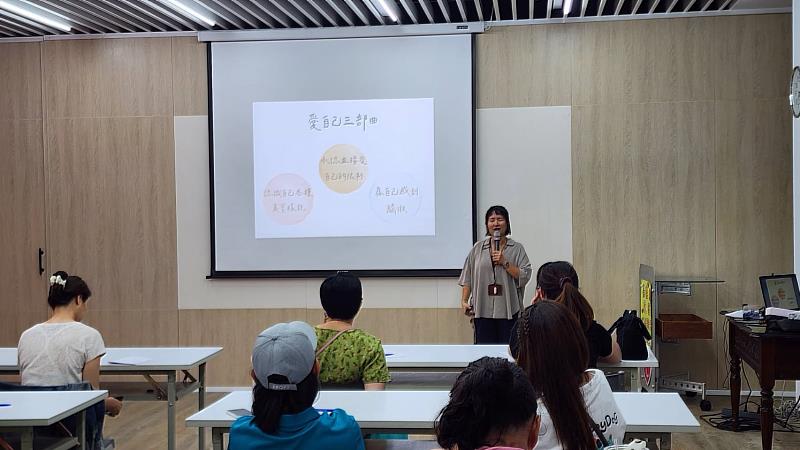 嘉縣開辦三明治媽媽卡牌探索壓力調適課