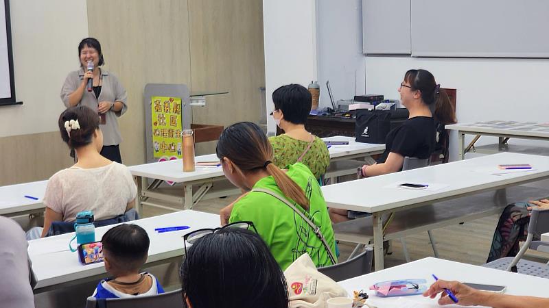 嘉縣開辦三明治媽媽卡牌探索壓力調適課