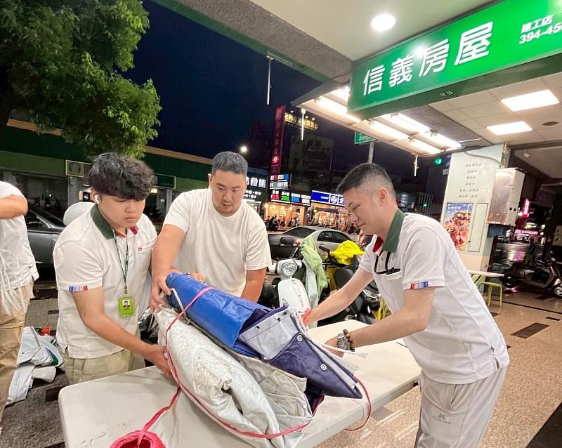 信義房屋同仁協助整理帆布送至災區。