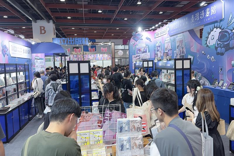 臺漫館再登漫博會，展出來自11 家出版社、54部熱門作品，開展即湧現人潮。（文策院提供）