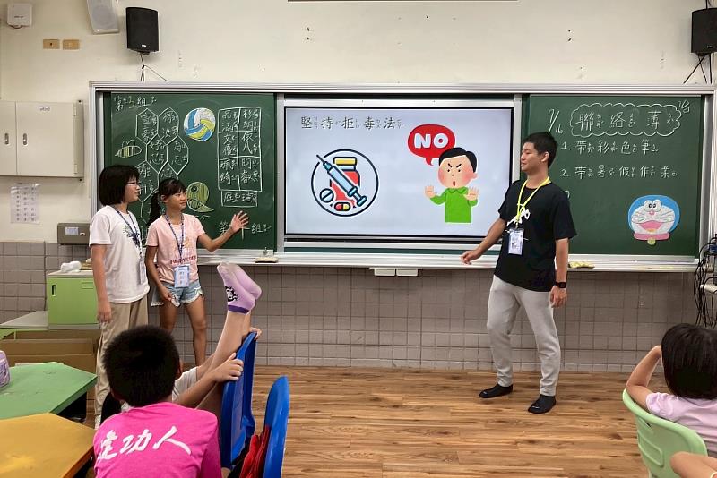 在「反毒你我他」課程中，南大學生引導學童建立正確觀念。
