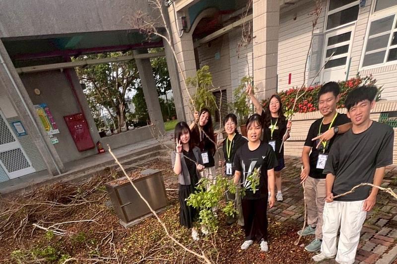 南大學生團隊投入校園環境整理工作，以行動落實服務學習精神。