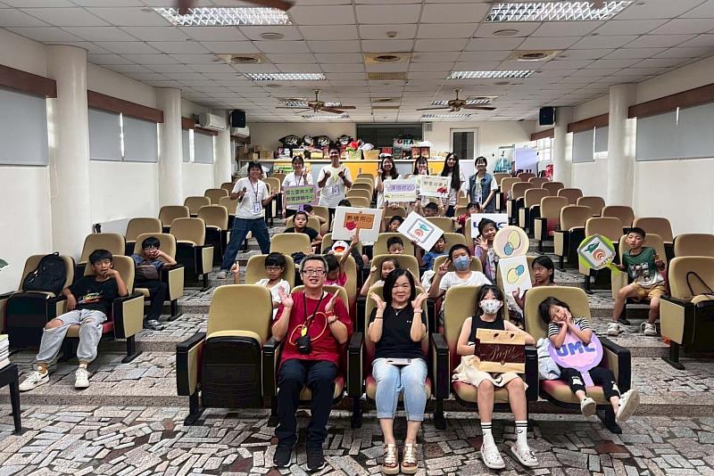南大團隊於營隊期間陪伴學童展開多元課程互動，營造充滿學習動能的暑期時光。