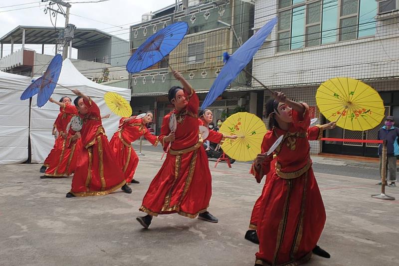 南大戲劇系王婉容教授以《灣裡淘寶追追追》在社區中漫遊移動,展現藝術教育與社會關懷的多重交會。