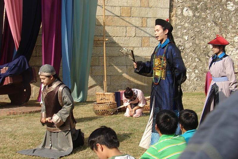 南大王婉容教授透過解析在歷史古蹟大南門演出的《草地郎入神仙府》，實現以戲劇策略和教育手法「打開公共空間、討論公眾議題」的願景。