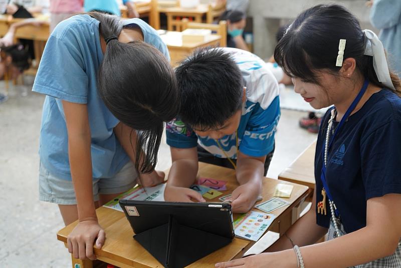 學生分組進行桌遊活動，在互動中練習思考與表達，也培養團隊合作與解決問題的能力。