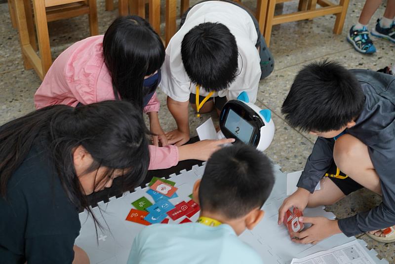 孩子們操作凱比機器人進行農務挑戰，模擬自動澆水與採收任務，體驗運算思維的趣味與成就感。