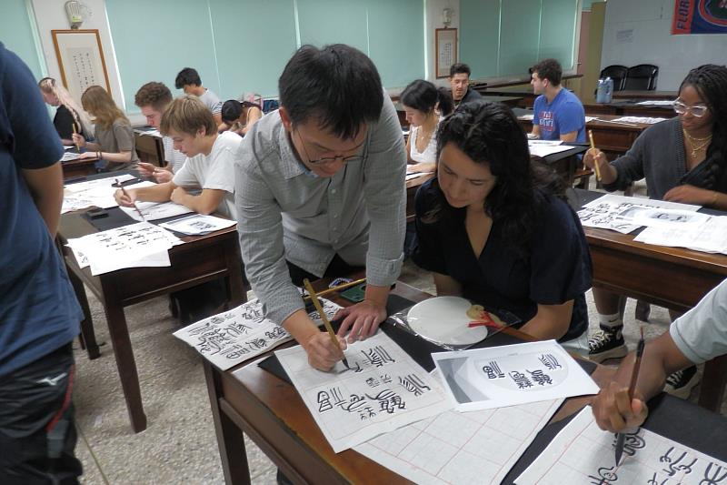 南大葉乙麟老師親自示範書法筆法，美國學生專注觀摩，體驗書法文化的精緻之美。
