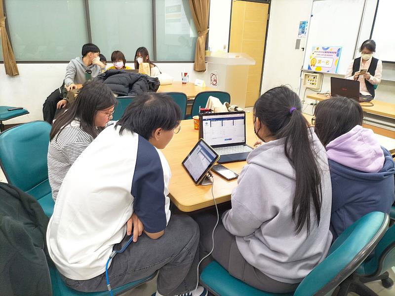世新企管系重視學生的決策能力與整合實力，每年舉辦的「BOSS企業經營模擬競賽」，讓學生在擬真企業經營環境進行決策演練。（世新大學提供）