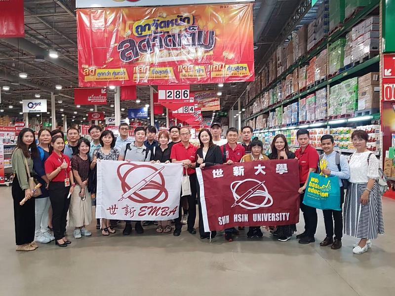 世新企管系持續拓展學生實務體驗機會，前進海內外各地企業參訪，直面國際管理趨勢。（世新大學提供）