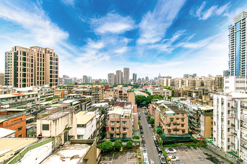 2025上半年全台建物買賣移轉棟數出爐，全台交易量僅13萬棟，創下買賣移轉棟數有紀錄以來的第三低紀錄。(房市示意圖)