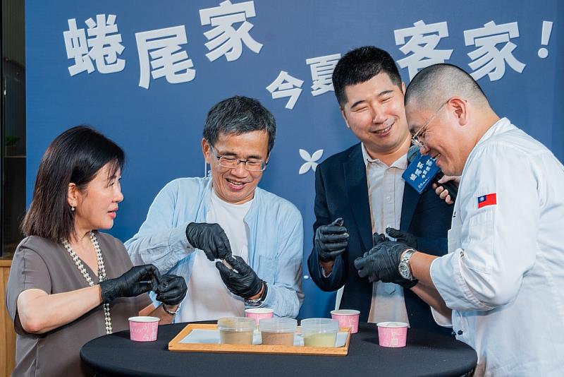 圖2 蜷尾家李豫創辦人指導貴賓製作六-kka客家冰品