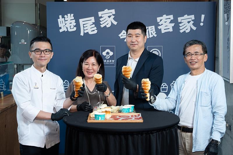 圖3 蜷尾家麵包研發師傅武子靖指導貴賓製作客家風味「擂茶螺雷麵包」