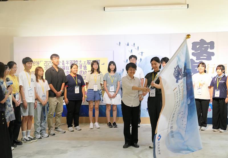 圖4 主委授旗予志工團代表蔡明恩