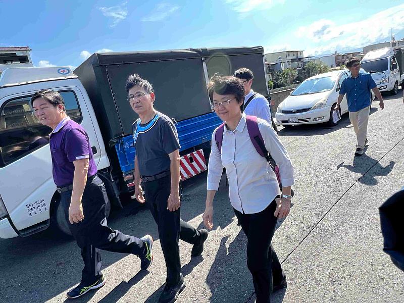高市客委會主秘宋貴龍(左2)美濃區公所區長謝鶴琳(左1)陪同古主委訪視