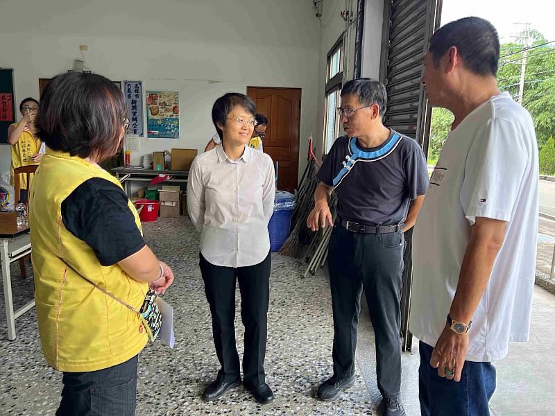 古主委(左2)與高雄市客委會主秘宋貴龍(右2)、六龜區公所區長陳昱如(左1)一同到訪新興社區活動中心
