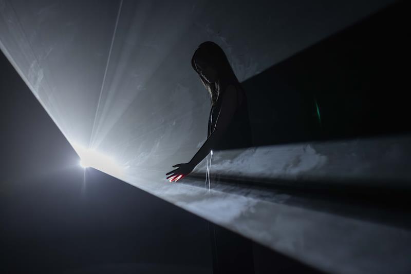 麥考爾固體光系列作品打破電影、雕塑與裝置的界線，在黑暗中帶領觀眾穿梭於光線、空間與時間之間，探索存在與感知的邊界，並與作品互動、融為一體。