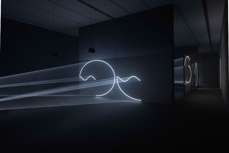 「光之雕塑家」安東尼・麥考爾首度在台個展7月26日富邦美術館震撼登場，聚焦呈現麥考爾固體光系列代表作，帶您橫越光影與時間的沉浸之旅！