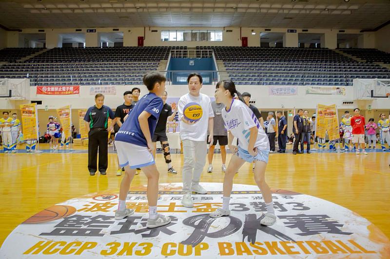 新竹市波麗士盃3對3籃球賽登場,邱臣遠代理市長開球。