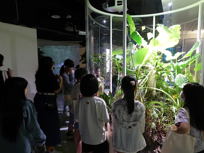 學童參觀「光在萬物」特展展區，汲取創作靈感。（圖由世界宗教博物館提供）