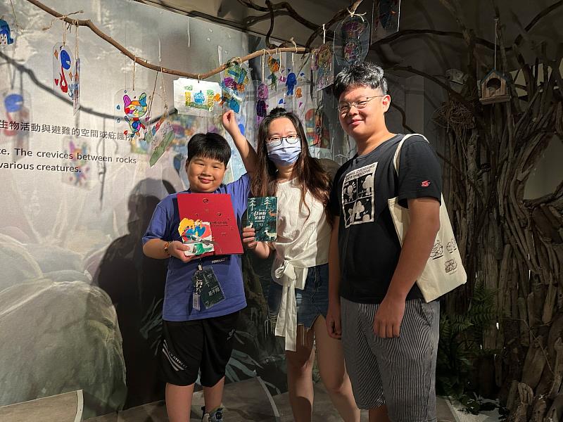 學童開心與家人合影。(圖由世界宗教博物館提供)