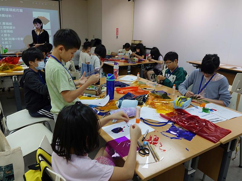 學童運用多媒材發揮創意。（圖由世界宗教博物館提供）