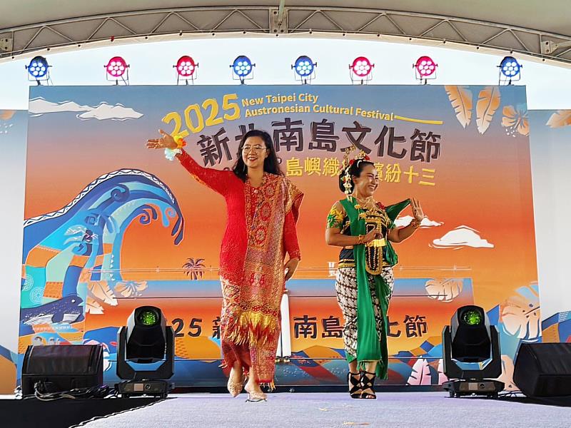 臺北印尼經貿代表處等國際貴賓展現南島衣飾。