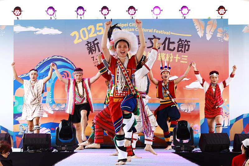 阿勒飛斯文化藝術團以真人服飾展演形式，演繹臺灣原住民族與太平洋南島語族的衣飾工藝之美。