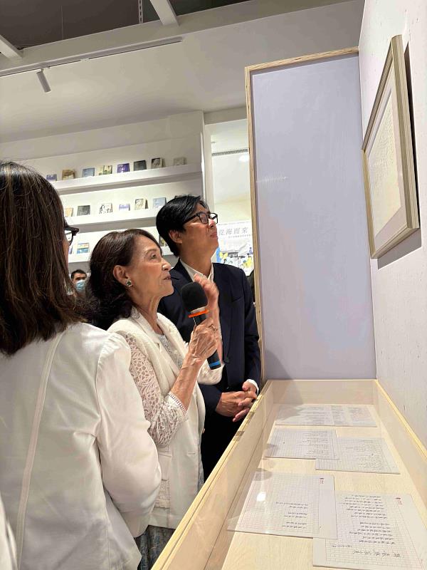 曾貴海醫師夫人黃翠茂女士（中）介紹曾醫師作品「我們真的需要一個國家」