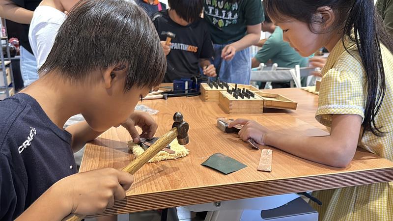 「職人小學堂」手作體驗金工鍛敲