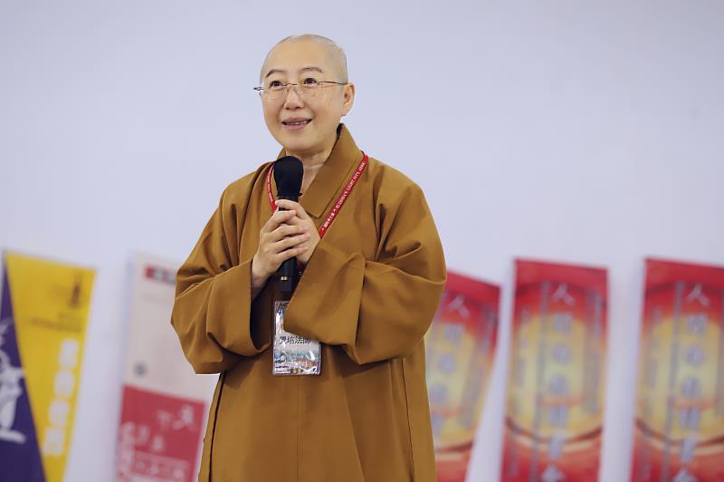 2025全民閱讀博覽會逾兩千人齊聚南華大學，共享書香盛宴，佛光山人間佛教讀書會執行長覺培法師致詞勉勵。
