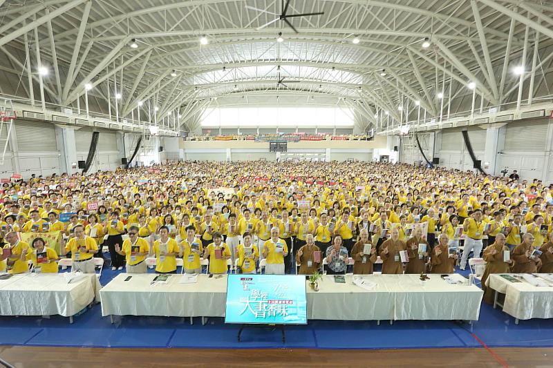 2025全民閱讀博覽會逾兩千人齊聚南華大學，圖為好書交換大合照。