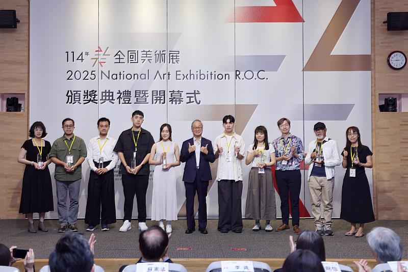文化部長李遠（中）頒發「114年全國美術展」金牌獎予得獎者並合影。