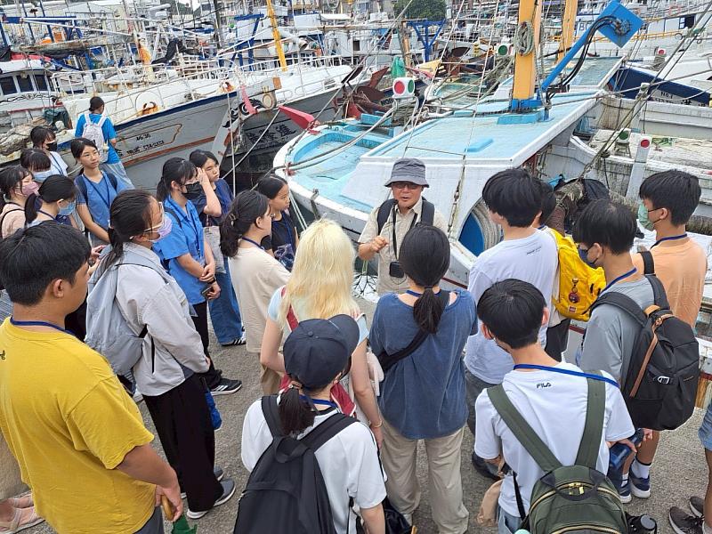 廖鴻基老師帶領學員在南方澳漁港進行走讀之旅