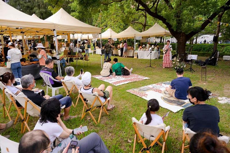 新竹市役所特色野餐墊提供市集於民眾席地而座