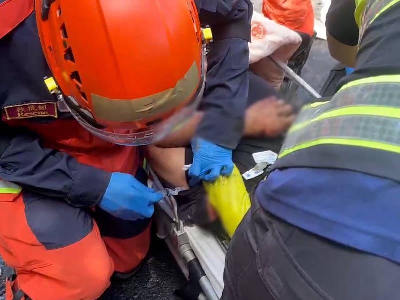 醫師於現場立即給予嗎啡止痛並快速輸注2單位減白紅血球濃厚液，同時將傷患傷勢透過指揮中心與內湖三軍總醫院