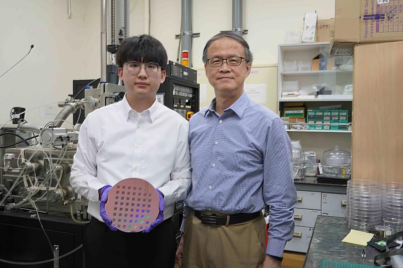 臺科大近期成功開發全球首創的「菱形金屬奈米管陣列」，能強化拉曼散射訊號，提升分子檢測速度與靈敏度，進而從樣本中偵測到微量的癌細胞或農藥殘留等。左起：研究團隊成員王鈞廷、材料系教授朱瑾。