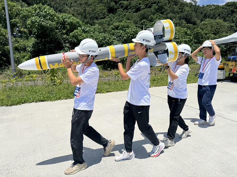 「2025臺灣盃太空競賽」臺東學子榮獲大會特別獎 饒慶鈴縣長親赴屏東 參與火箭組裝廠啟用典禮 展現對太空教育的重視