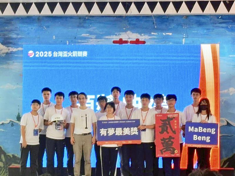 「2025臺灣盃太空競賽」臺東學子榮獲大會特別獎 饒慶鈴縣長親赴屏東 參與火箭組裝廠啟用典禮 展現對太空教育的重視