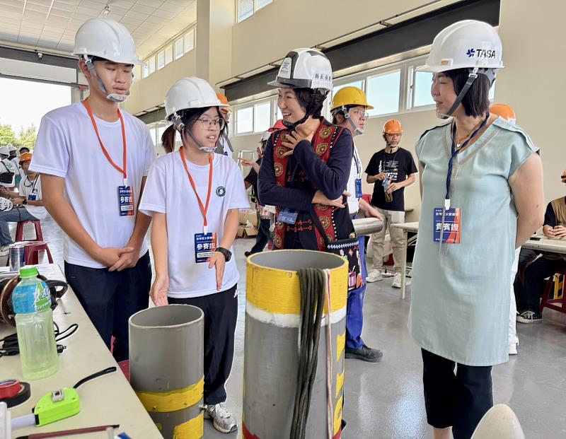 「2025臺灣盃太空競賽」臺東學子榮獲大會特別獎 饒慶鈴縣長親赴屏東 參與火箭組裝廠啟用典禮 展現對太空教育的重視