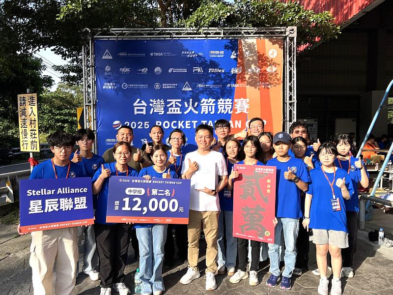 南臺科大「星辰聯盟」火箭隊與國家太空中心太空教育辦公室總監鄭琮生博士合影，共築太空夢想。