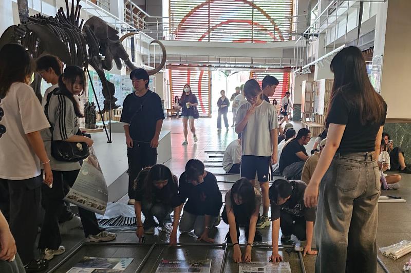 學生於現場布置展覽、學習水管結構與多媒材設計應用