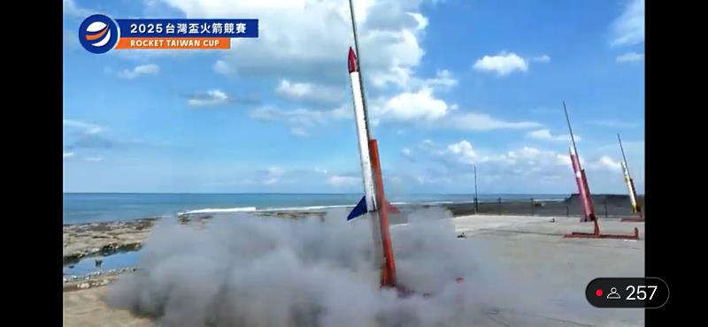 南臺科大「星辰聯盟」火箭蓄勢待發，直指天際！火箭升空，夢想不墜！青春發熱，技職領航！
