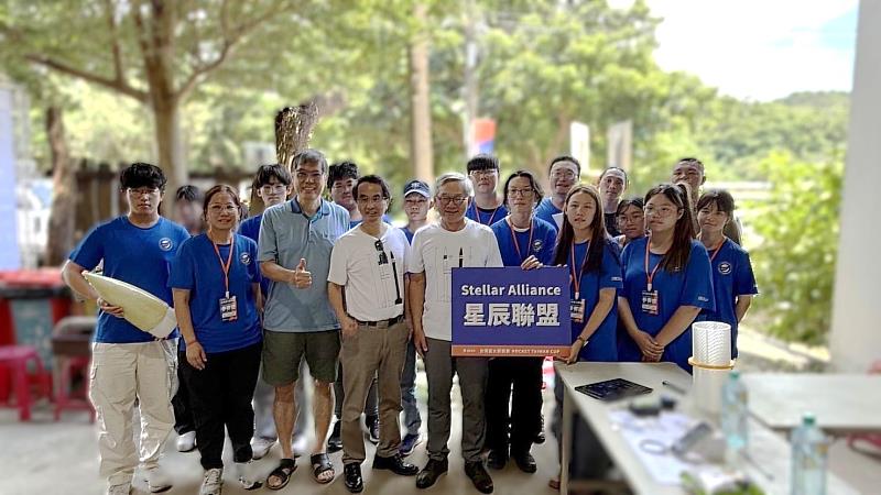 南臺星辰聯盟火箭師生團隊與國科會主委吳誠文、副校長王振乾合影，見證技職教育飛向星辰。