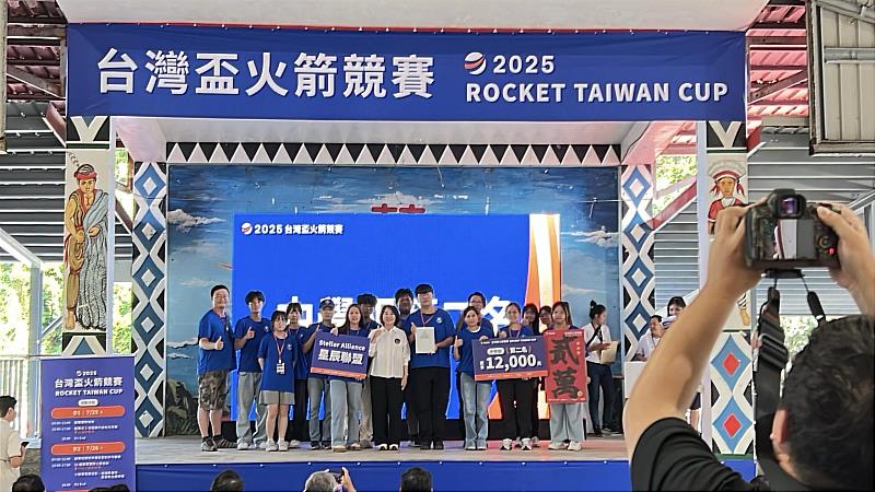 屏東縣長周春米為南臺科大「星辰聯盟」火箭隊頒發榮耀獎項。