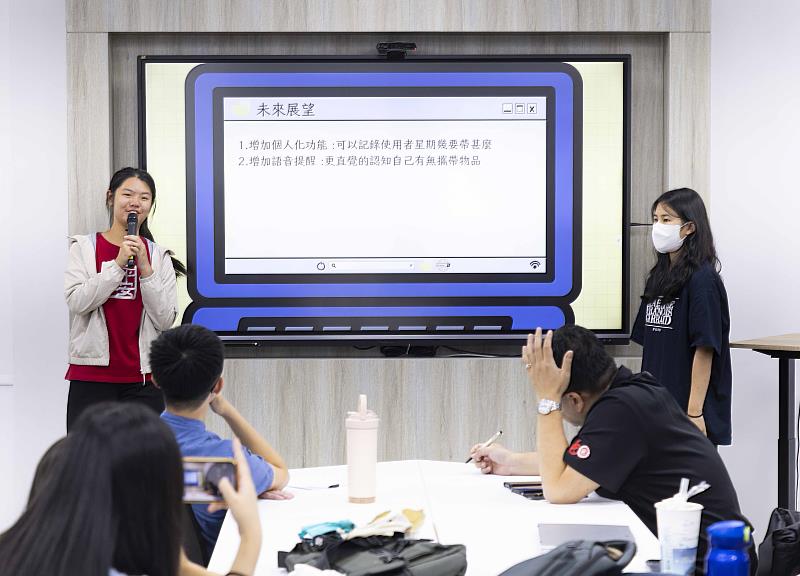 第二名為朱妍禎、卓芯羽所做的「出門必備物品提醒系統」。（圖／淡江大學提供）