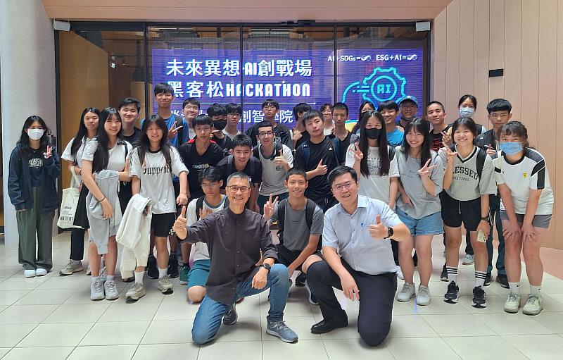 淡江大學AI創智學院李宗翰院長（前排左）與西松高中師生合影。（圖／淡江大學提供）