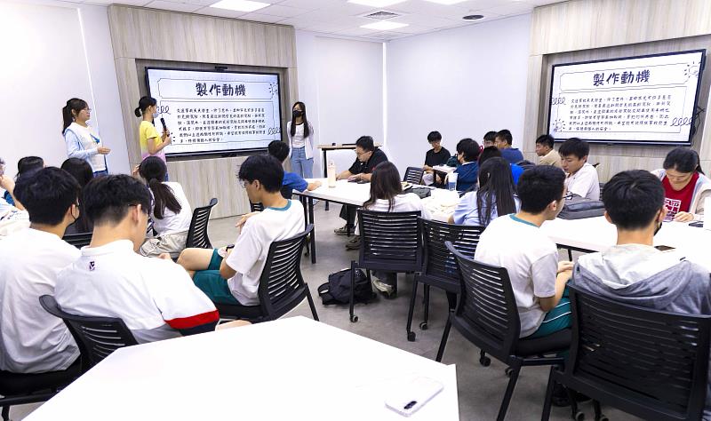 被評選第三名的「危險駕駛」專題由何盈萱、周欣葦與林詩芸合作設計。（圖／淡江大學提供）