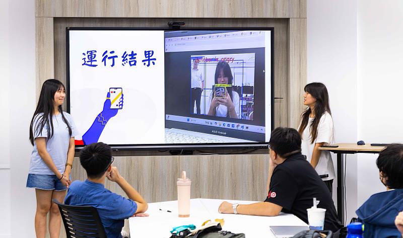 榮獲第一名的徐宇靚與譚宇涵，其專題作品「Schober is Angry」是一套即時人機互動行為辨識系統。（圖／淡江大學提供）
